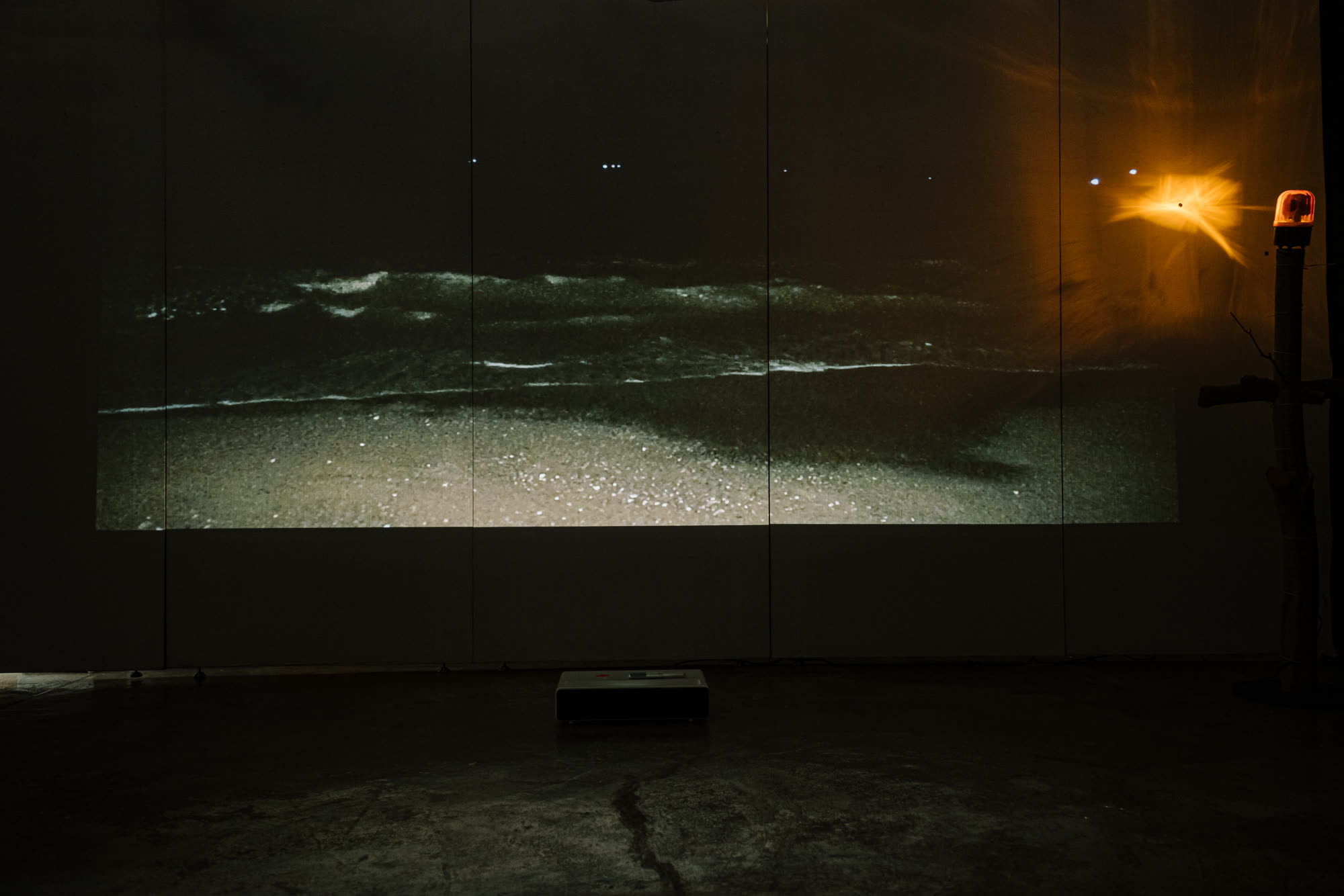 燈塔海岸 Lighthouse, Coast，張儀君 Luna Cheong，裝置作品 Installation，影像裝置 · 2021