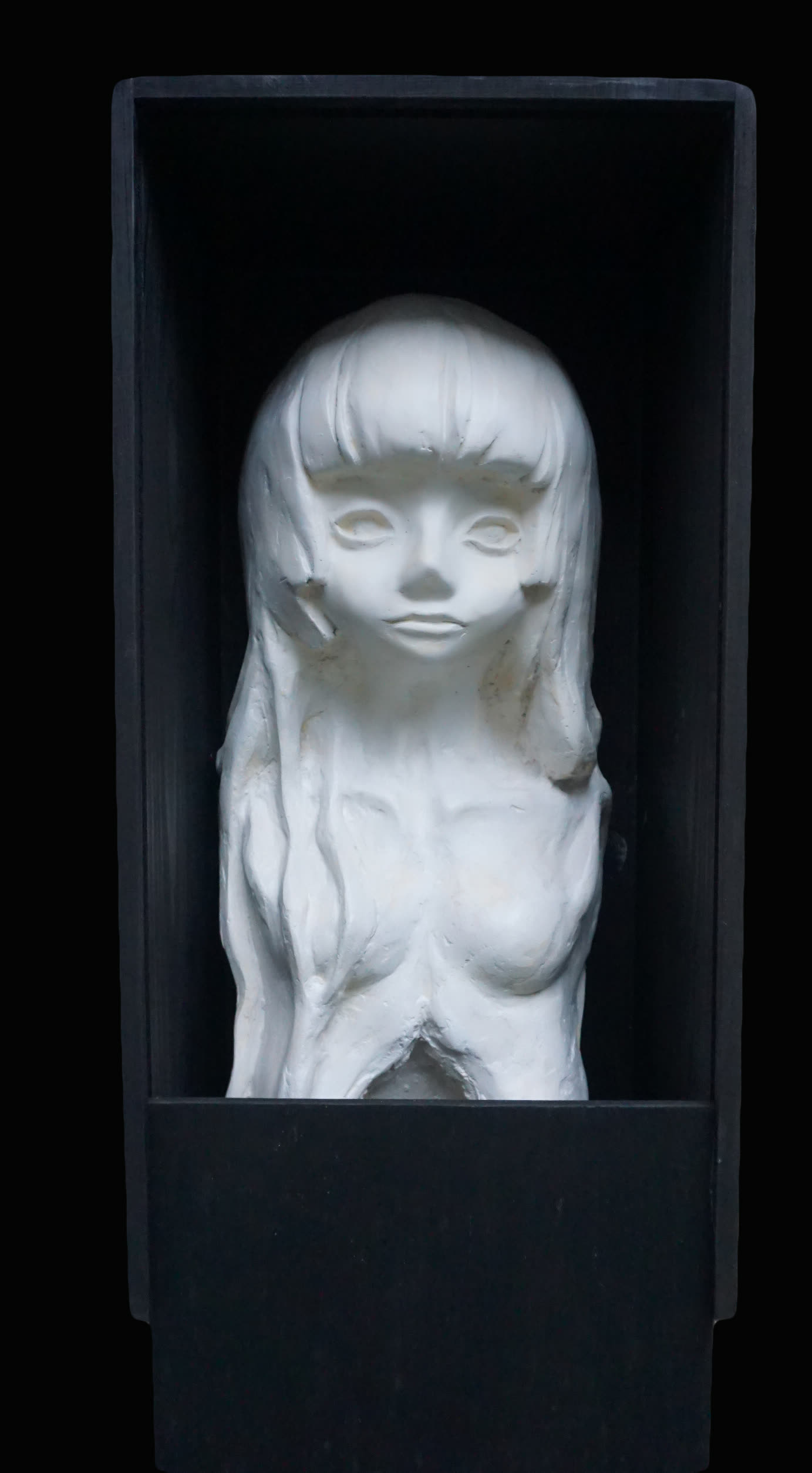 《匣中少女》，張儀君 Luna Cheong，雕塑，石膏、木箱 · 2017