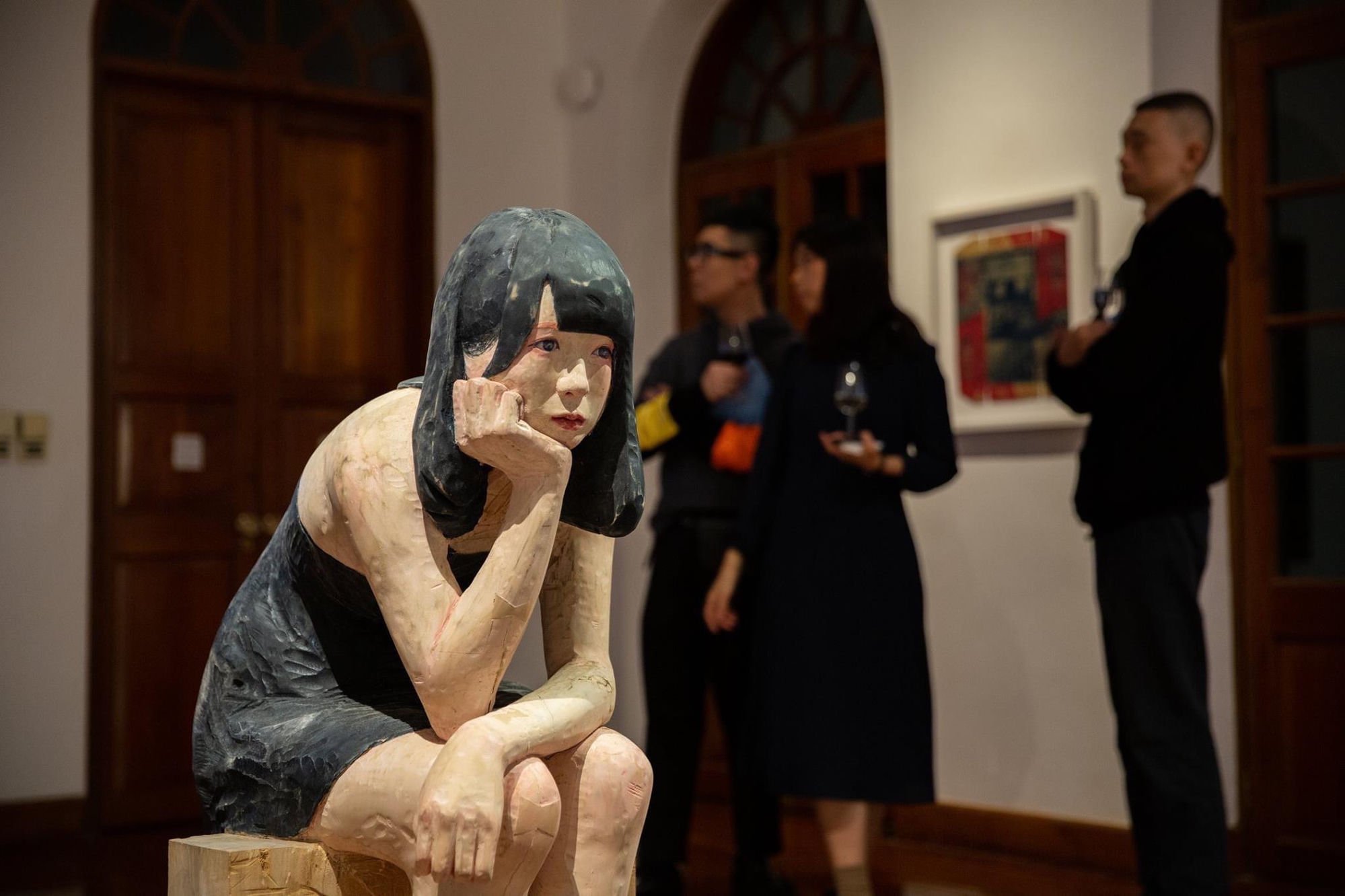 《張儀君》，坐姿，張儀君 Luna Cheong，雕塑，樟木 · 2018